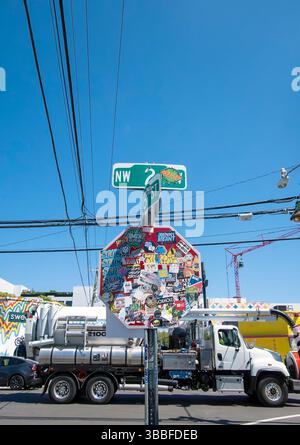 Panneaux de rue masqués par des étiquettes, Miami, Floride, États-Unis Banque D'Images