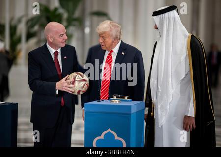 Le président Donald Trump, l’émir du Qatar Cheikh Tamin bin Hamad Al Thani et le président de la FIFA Gianni Infantino prennent part à une cérémonie de signature après un dîner officiel au Palais de Lusail à Doha, Qatar, le mercredi 14 mai 2025. (Photo officielle de la Maison Blanche par Daniel Torok) Banque D'Images