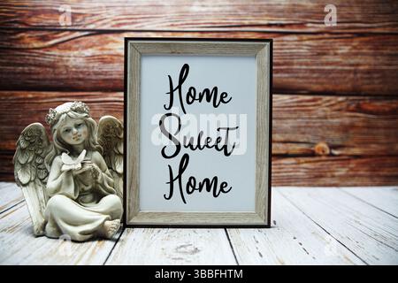 Home Sweet Home texte avec décoration de poupée en céramique d'angle sur fond en bois Banque D'Images