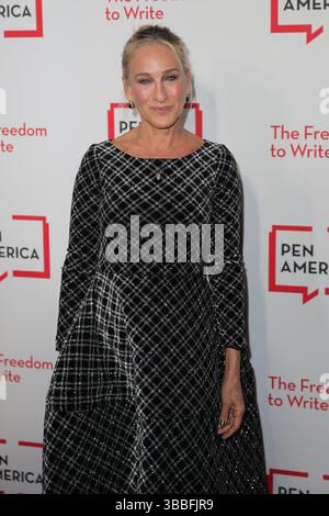 New York, NY, États-Unis. 15 mai 2025. NEW YORK, NY - 15 MAI 2025 : L'actrice et philanthrope Sarah Jessica Parker assiste au gala littéraire PEN America Spring 2025, célébrant la liberté d'expression et l'excellence littéraire. L'événement a eu lieu au Musée américain d'histoire naturelle et a présenté un rassemblement d'auteurs, acteurs, militants et partisans de la mission de PEN America. (Crédit image : © Luiz Rampelotto/ZUMA Press Wire) USAGE ÉDITORIAL SEULEMENT ! Non destiné à UN USAGE commercial ! Banque D'Images