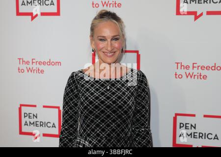 New York, NY, États-Unis. 15 mai 2025. NEW YORK, NY - 15 MAI 2025 : L'actrice et philanthrope Sarah Jessica Parker assiste au gala littéraire PEN America Spring 2025, célébrant la liberté d'expression et l'excellence littéraire. L'événement a eu lieu au Musée américain d'histoire naturelle et a présenté un rassemblement d'auteurs, acteurs, militants et partisans de la mission de PEN America. (Crédit image : © Luiz Rampelotto/ZUMA Press Wire) USAGE ÉDITORIAL SEULEMENT ! Non destiné à UN USAGE commercial ! Banque D'Images