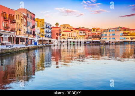 Chania, Grèce. Belle île grecque de Crète, lever de soleil sur le port vénitien dans le vieux Xania Banque D'Images