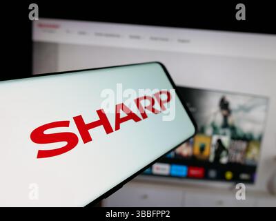 Allemagne. 26 avril 2025. Dans cette illustration photo, un smartphone avec le logo de la société d'électronique Sharp Corporation est vu sur l'écran en face du site Web. (Crédit image : © timon Schneider/SOPA images via ZUMA Press Wire) USAGE ÉDITORIAL SEULEMENT ! Non destiné à UN USAGE commercial ! Banque D'Images