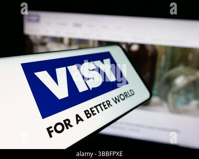 Allemagne. 26 avril 2025. Dans cette illustration photo, un smartphone avec le logo de la société d'emballage Visy Industries est vu sur l'écran en face du site Web. (Crédit image : © timon Schneider/SOPA images via ZUMA Press Wire) USAGE ÉDITORIAL SEULEMENT ! Non destiné à UN USAGE commercial ! Banque D'Images