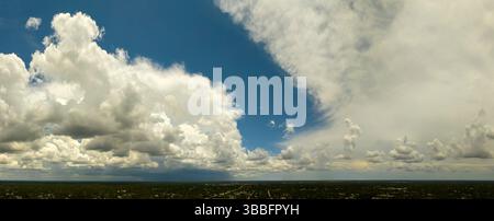 Tempête tropicale en Floride. Nuages orageux se formant lors d'un orage violent sur le ciel sombre. Déplacement et changement du temps de paysage nuageux Banque D'Images