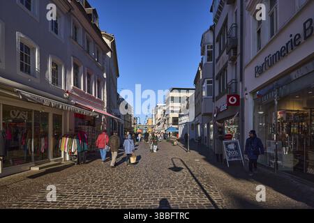Boutique de mode, parfumerie, architecture générale, bâtiments résidentiels et commerciaux historiques, zone piétonne, trottoir en pavés, gens Banque D'Images