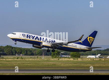 Aéroport de Cologne Bonn. Décollage d'aéronefs. Immatriculation des aéronefs EI-ENR, Ryanair, Boeing 737-800, Cologne, Rhénanie du Nord-Westphalie, Allemagne, Europe Banque D'Images