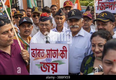 Des vétérans participent à un rassemblement, solidement avec les forces armées indiennes à Guwahati, en Inde, le 14 mai 2025. Une campagne nationale Tiranga Yatra orgue Banque D'Images
