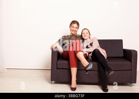 Portrait de mère de famille et fille de 10 ans souriante Banque D'Images