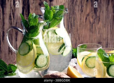 Eau infusée de citron et de concombre. Banque D'Images