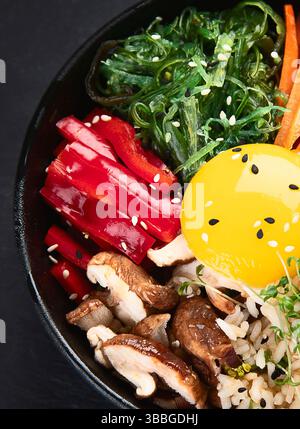 Bibimbap , plat traditionnel coréen avec riz, légumes, bœuf Banque D'Images