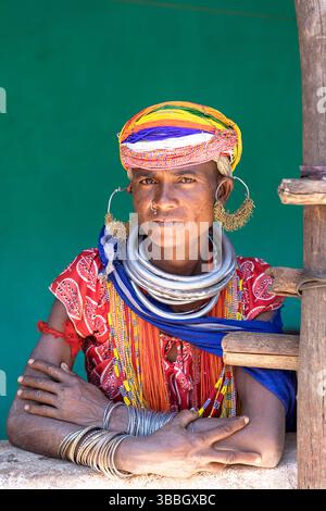 Femme d'une tribu bonda portant un dressing traditionnel en orissa en inde, des colliers de perles vibrantes, des boucles d'oreilles en laiton et une coiffe enveloppante unique Banque D'Images