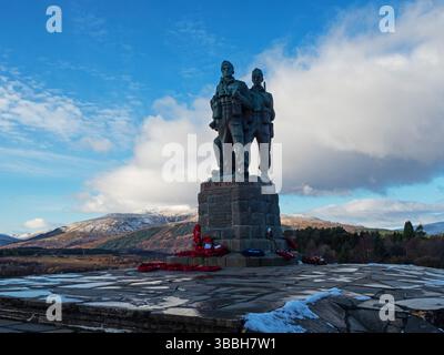 Mémorial aux forces du Commando britannique avec les montagnes enneigées de la chaîne Ben Nevis au-delà, près de Spean Bridge, Lochaber, Écosse, Royaume-Uni, Nove Banque D'Images