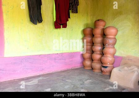 Handmade pottery in a small village in rural part of Orissa, India Banque D'Images
