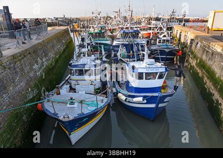 Bateaux de pêche attendant la marée pour entrer dans le port de pêche de Port en Bessin, Port en Bessin, département du Calvados, Normandie, France, Europe Banque D'Images