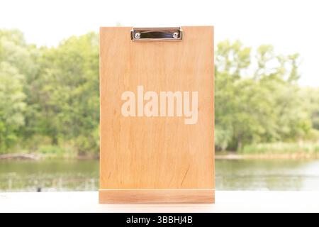 Presse-papiers en bois vide sur la table, espace vide pour la publicité Banque D'Images