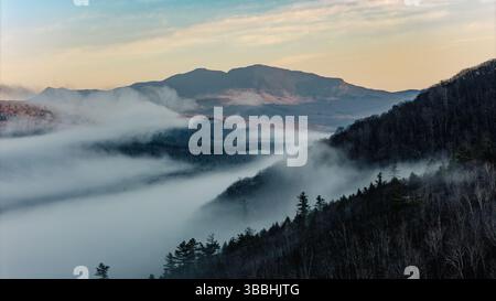 La brume et le brouillard matinal s'installent dans la vallée de Carrabassett, dans le Maine Banque D'Images