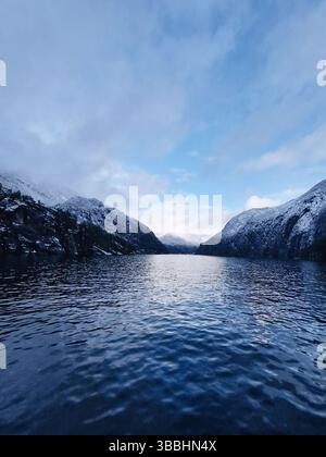 Paysage hivernal pittoresque avec un fjord tranquille Banque D'Images