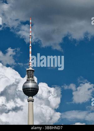 La tour de télévision de Berlin se tient haute contre les nuages Banque D'Images