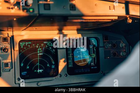 Gros plan des indicateurs de navigation et d'assiette de l'aéronef en vol Banque D'Images