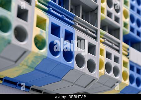 Variété de bornes d'installation électrique en plastique multicolores, gros plan, fond abstrait Banque D'Images