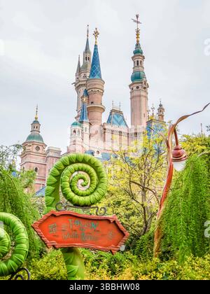 Alice au pays des merveilles Maze Garden signe devant le château enchanté de Storybook à Shanghai Disneyland, en Chine, capture l'environnement sur le thème de la fantaisie Banque D'Images