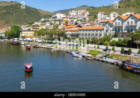 Excursions en bateau au bord du quai de la ville de Pinhao, vallée du fleuve Douro, région viticole du Haut Douro, Portugal, Europe Banque D'Images