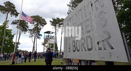 Rasdorf, Allemagne. 16 mai 2025. Les étudiants du programme Junior Reserve Officers' Training corps (JROTC) de Wiesbaden assistent à la cérémonie du drapeau dans le cadre du 35e anniversaire de la « dernière patrouille frontalière » pour marquer la dernière patrouille de l'armée américaine le long de la frontière intérieure de l'Allemagne entre Rasdorf et Geisa. Avec cette cérémonie, la Fondation point Alpha commémore le service des soldats américains qui ont patrouillé le long de la frontière intérieure de l’Allemagne pendant plus de quatre décennies. Crédit : Martin Schutt/dpa/Alamy Live News Banque D'Images
