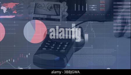 Main tenant le billet de banque sur le terminal de paiement au bureau, avec graphiques financiers et smartphone Banque D'Images