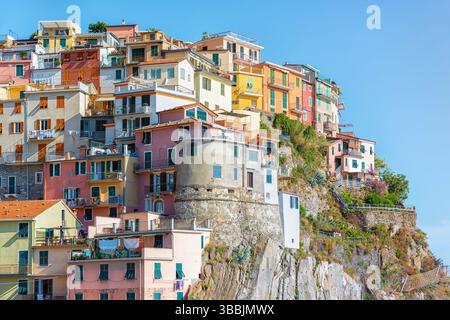 Village de Manarola dans le parc national des Cinque Terre, Italie Banque D'Images