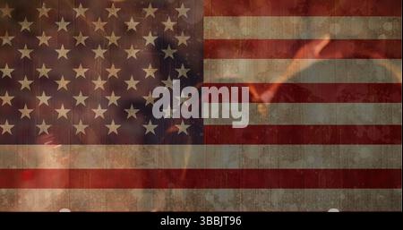 Affichage du drapeau américain usé brûlant avec des flammes stylisées sur l'affiche numérique, avec superposition de fumée Banque D'Images