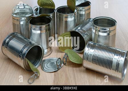 Groupe de boîtes de conserve vides utilisées pour stocker ou emballer des produits alimentaires. Usagé et prêt à être recyclé. Banque D'Images