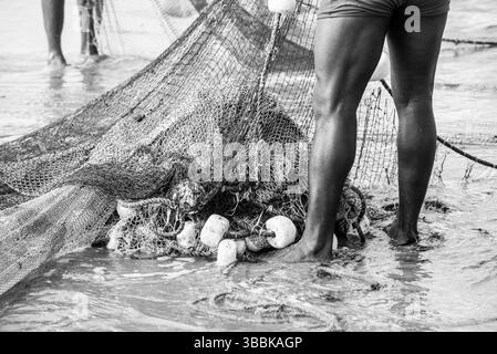 Moitié de pêcheurs non identifiés tirant un filet de pêche. Hobby de pêche. Brésil Banque D'Images