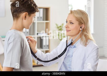 Médecin féminin écoutant les poumons des garçons, gros plan. Banque D'Images