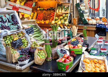 Épicerie Street Shop Montmartre Paris, France, Europe Banque D'Images