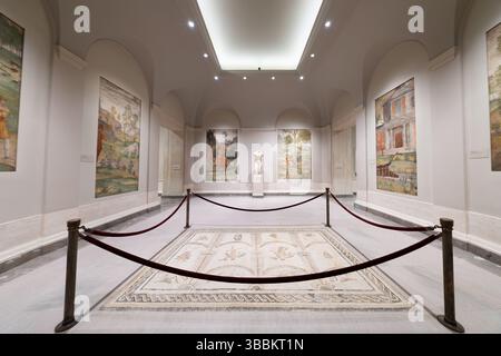 WASHINGTON DC — la National Gallery of Art abrite une importante série de sept fresques de Bernardino Luini (v. 1480-1532) représentant le récit mythologique de Céphalus. Créées vers 1520-1522, ces œuvres de la Renaissance milanaise comprennent « Cephale et Pan au temple de Diane » et forment un cycle mythologique complet explorant l'histoire de Céphale. Les fresques, qui font partie de la collection Samuel H. Kress, sont exposées aux côtés d'une mosaïque romaine antique intitulée « symboles de Bacchus comme Dieu du vin et du théâtre », une œuvre de marbre et de verre du IIIe siècle après J.-C. offerte au peuple américain par Tuni Banque D'Images