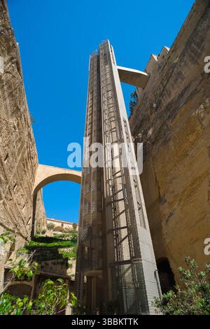 Ascenseur Barrakka Valletta, vue sur l'ascenseur de 58 m de haut construit pour transporter les passagers des jardins de Barrakka supérieur au front de mer de la Valette, Malte Banque D'Images