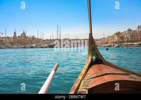 Grand Harbour Valletta, vue depuis un ferry maltais (dghajsa) traversant le Grand Port vers les villes de Vittoriosa et Isla, Malte Banque D'Images