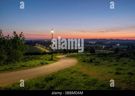 Espace vert du parc Longford à l'aube en mai. Banbury, Oxfordshire, Angleterre Banque D'Images