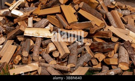 Pile de bois de chauffage haché prêt à l'emploi Banque D'Images
