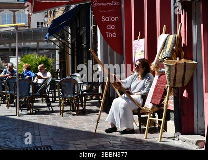 Femme peintre de rue au travail à Honfleur, Normandie, France. Banque D'Images