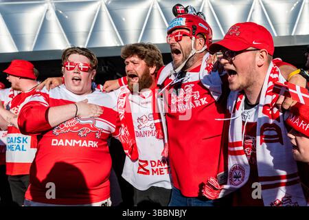 Herning, Danemark. 16 mai 2025. Les partisans du Danemark célèbrent après avoir battu la Hongrie au Championnat mondial de hockey sur glace 2025 de l’IIHF match du Groupe B Hongrie vs Danemark, Herning, Danemark, le 16 mai 2025. Crédit : vit Simanek/CTK photo/Alamy Live News Banque D'Images