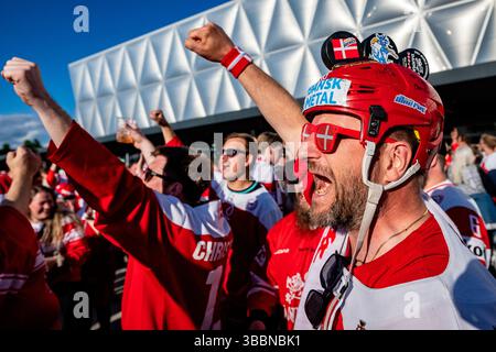Herning, Danemark. 16 mai 2025. Les partisans du Danemark célèbrent après avoir battu la Hongrie au Championnat mondial de hockey sur glace 2025 de l’IIHF match du Groupe B Hongrie vs Danemark, Herning, Danemark, le 16 mai 2025. Crédit : vit Simanek/CTK photo/Alamy Live News Banque D'Images