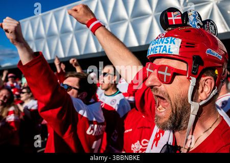 Herning, Danemark. 16 mai 2025. Les partisans du Danemark célèbrent après avoir battu la Hongrie au Championnat mondial de hockey sur glace 2025 de l’IIHF match du Groupe B Hongrie vs Danemark, Herning, Danemark, le 16 mai 2025. Crédit : vit Simanek/CTK photo/Alamy Live News Banque D'Images