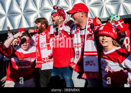 Herning, Danemark. 16 mai 2025. Les partisans du Danemark célèbrent après avoir battu la Hongrie au Championnat mondial de hockey sur glace 2025 de l’IIHF match du Groupe B Hongrie vs Danemark, Herning, Danemark, le 16 mai 2025. Crédit : vit Simanek/CTK photo/Alamy Live News Banque D'Images
