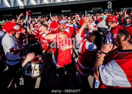 Herning, Danemark. 16 mai 2025. Les partisans du Danemark célèbrent après avoir battu la Hongrie au Championnat mondial de hockey sur glace 2025 de l’IIHF match du Groupe B Hongrie vs Danemark, Herning, Danemark, le 16 mai 2025. Crédit : vit Simanek/CTK photo/Alamy Live News Banque D'Images