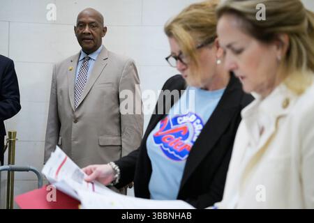 Washington, États-Unis. 16 mai 2025. Le membre du Congrès AMÉRICAIN Dwight Evans (d-PA) observe les travailleurs des programmes Head Start lors d'une conférence de presse, au Longworth Lobby/Capitol Hill à Washington DC, aux États-Unis. Crédit : SOPA images Limited/Alamy Live News Banque D'Images
