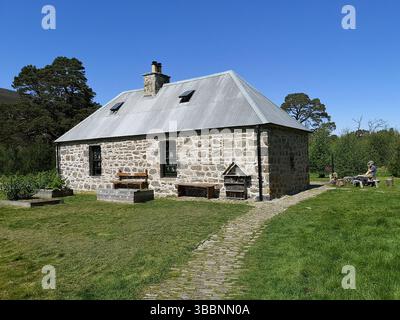 Ruigh Aiteachain Bothy ou Glen Feshie Bothy, propriété et entretien de Wildland Ltd, propriété du milliardaire Anders Povlsen. Monarch of the Glen connections. Banque D'Images