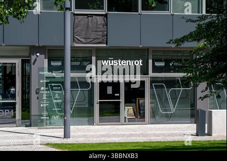 Bratislava, Slovaquie - 10 mai 2025 : succursale de Wustenrot à Bratislava. Le groupe Wustenrot est une société autrichienne de services financiers et Real-esta Banque D'Images