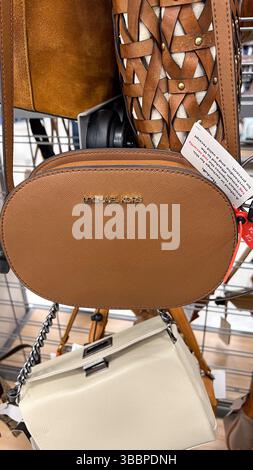 Ottawa, ON Canada - 01 mai 2025 : sac à main brun élégant avec le logo Michael Kors affiché sur un présentoir dans un magasin de détail, mettant en valeur le design moderne et Banque D'Images